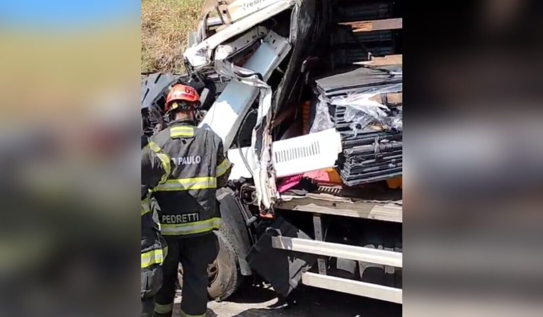 Acidente entre caminhões deixa motorista preso às ferragens no interior de SP
