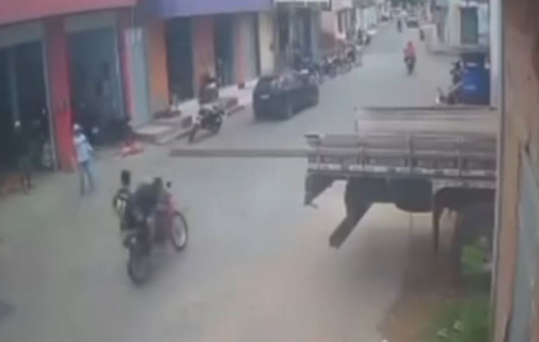 Adolescente é atingido por material de caminhão estacionado no CE
