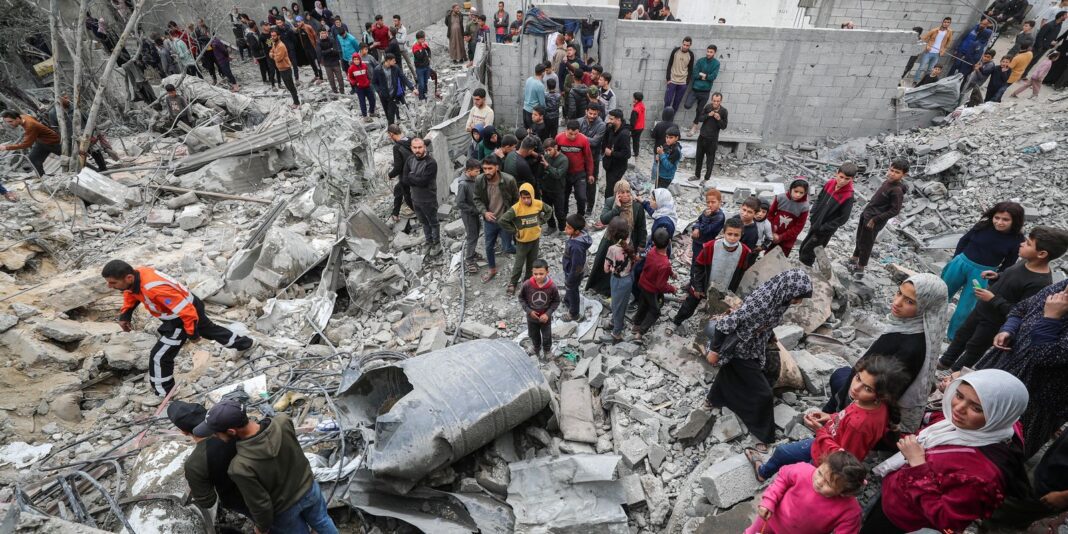 Ataques aéreos israelenses matam 10 em escola com desabrigados
