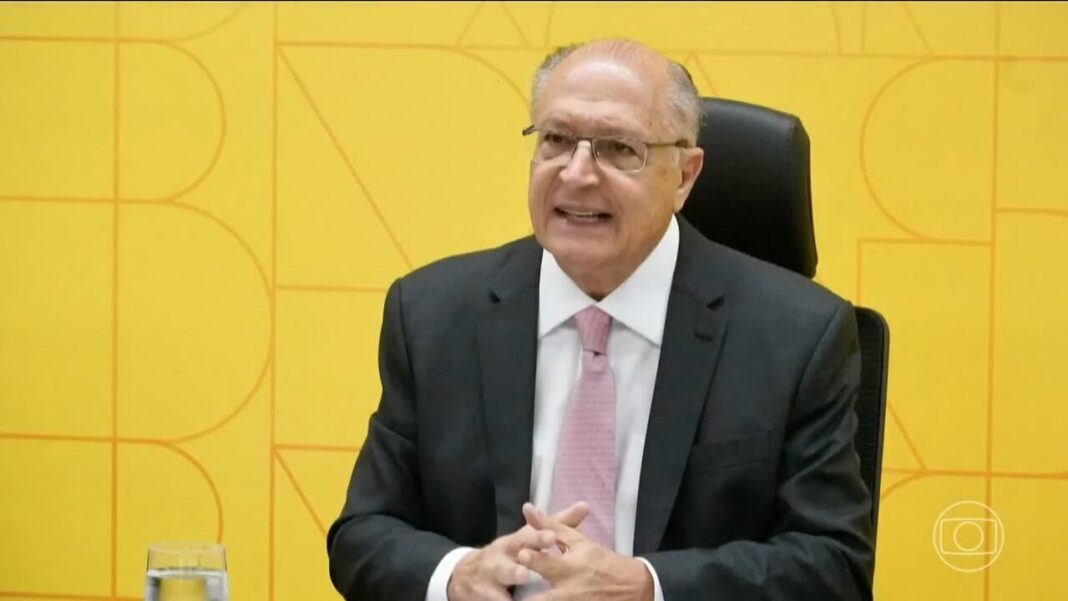 Em meio a 'tarifaços', Alckmin se reúne com ministro do comércio chinês
