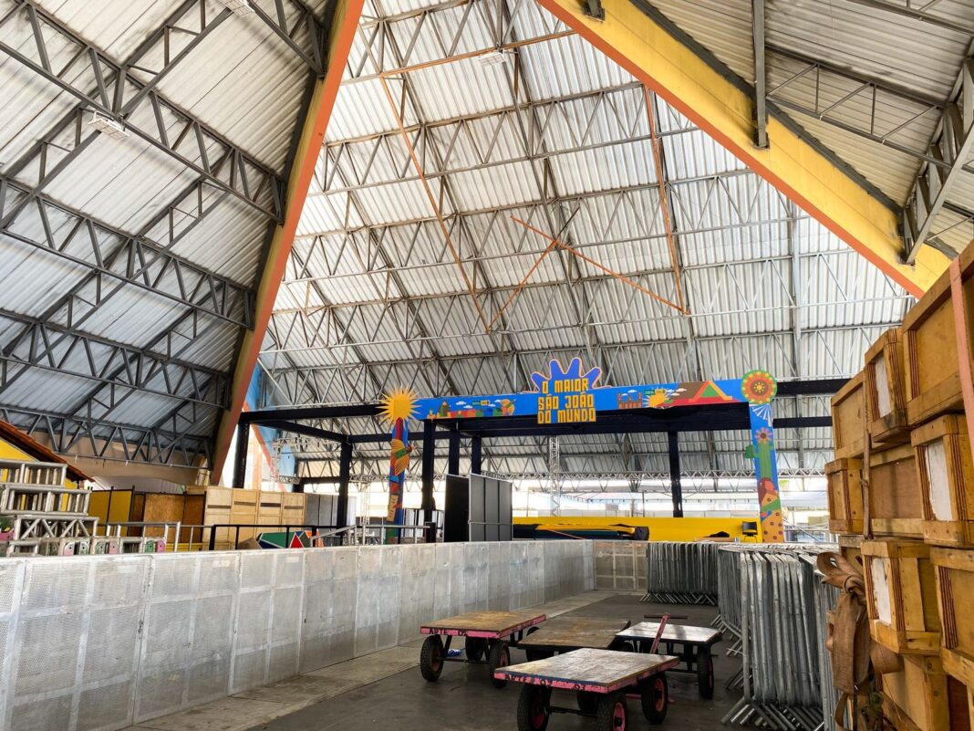 Estrutura do Maior São João do Mundo começa a ser montada no Parque do Povo, em Campina Grande
