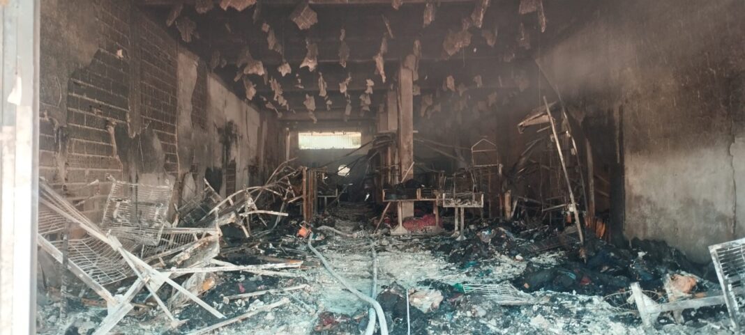 Incêndio destrói loja de roupas em Coronel Fabriciano
