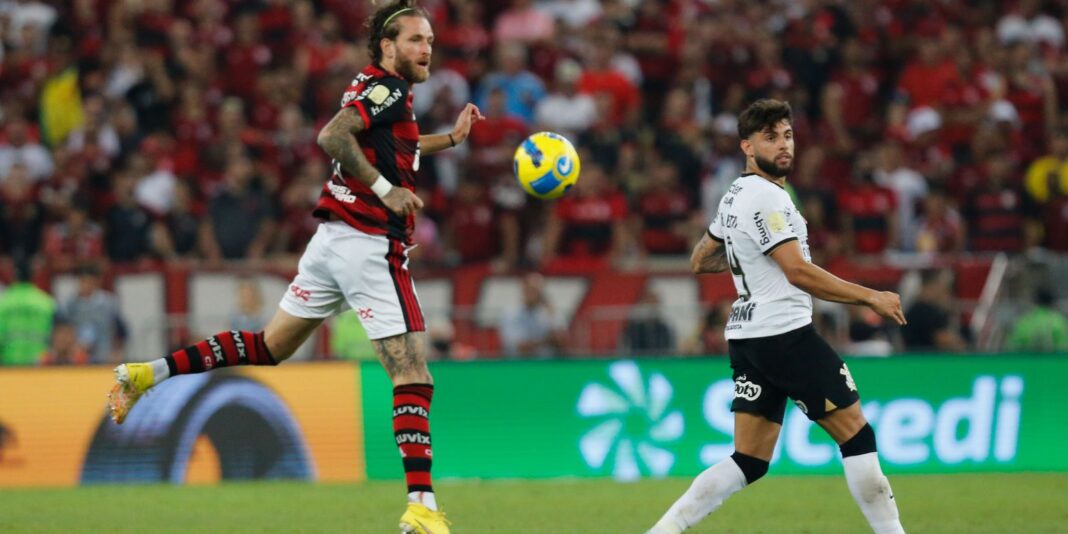 Mirando a liderança do Brasileiro, Flamengo enfrenta Corinthians
