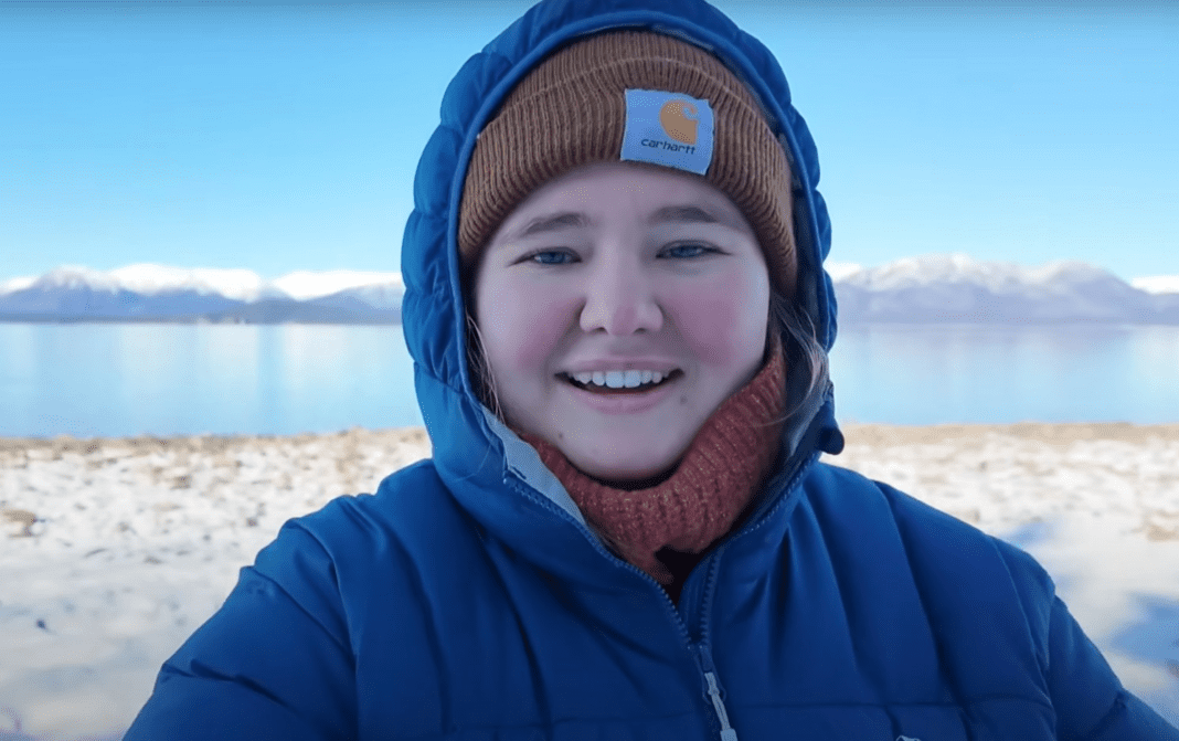 Mulher mora tão longe que só consegue comprar mantimentos por avião a cada dois meses
