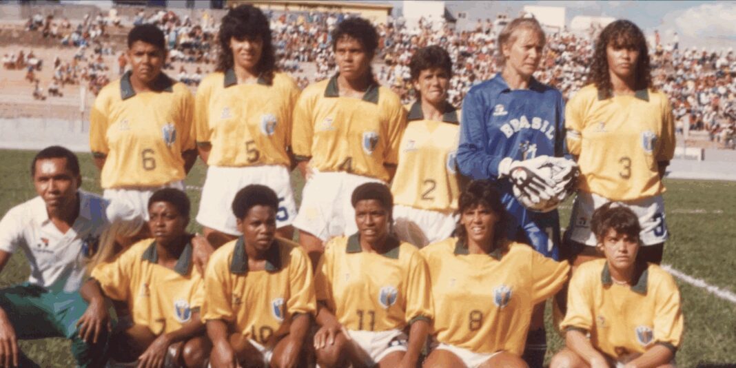 Primeira seleção feminina de futebol do Brasil é tema de documentário
