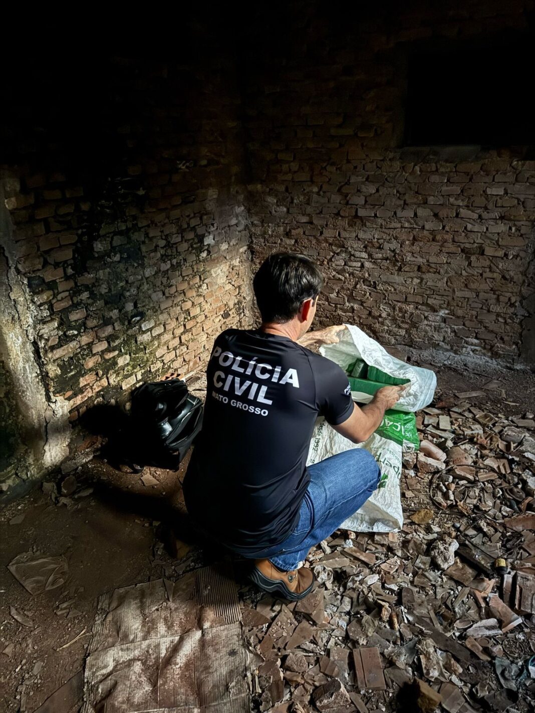 VÍDEO: bunker com armas e drogas é encontrado em casa abandonada em MT | Mato Grosso
