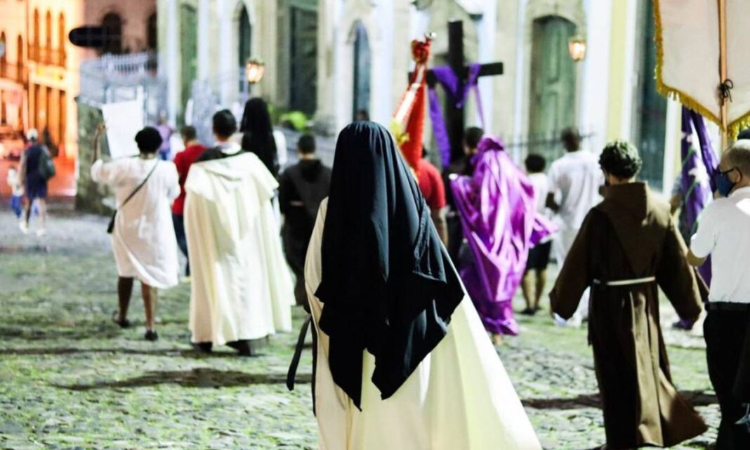 Via Sacra reúne fiéis no Centro Histórico de Salvador; confira programação | Bahia