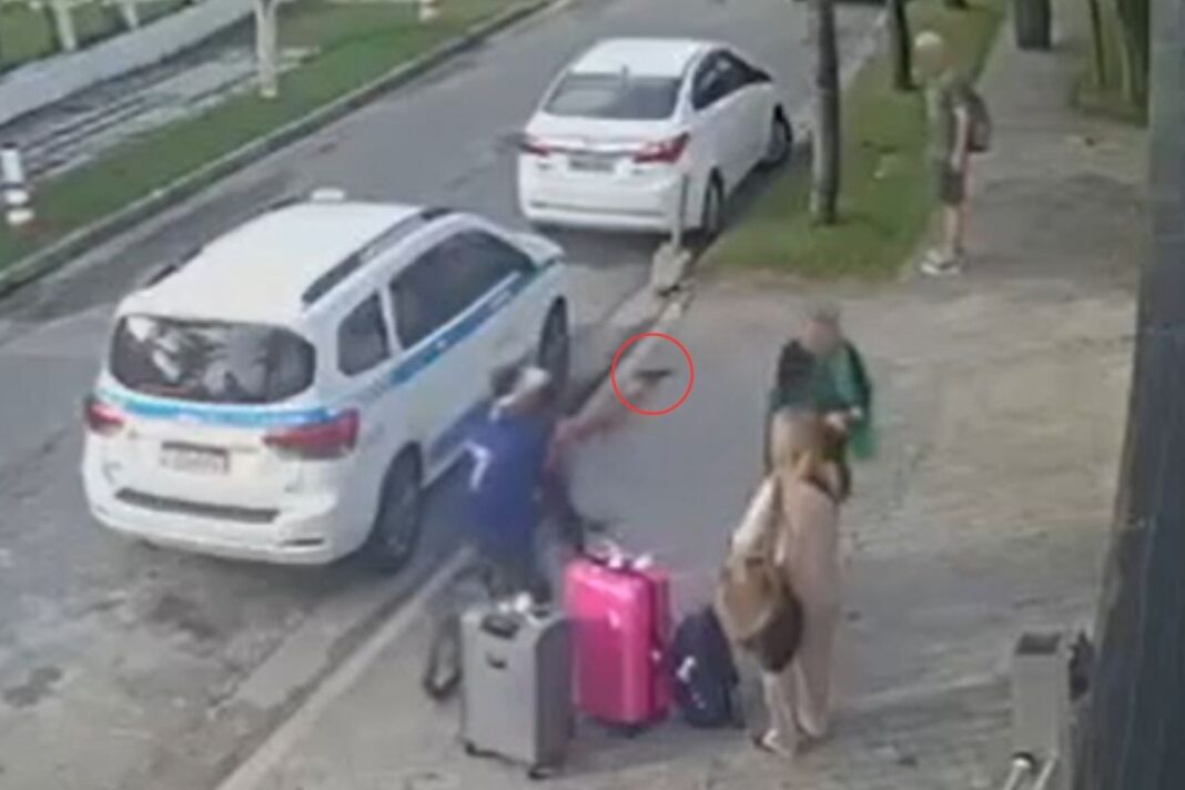 Vídeo: criminoso aponta arma para norte-americanos na porta de hotel no litoral de SP durante assalto

