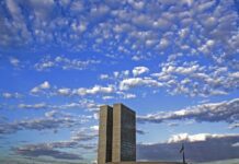 Relator antecipa fim da reeleição para 2030 e CCJ adia votação