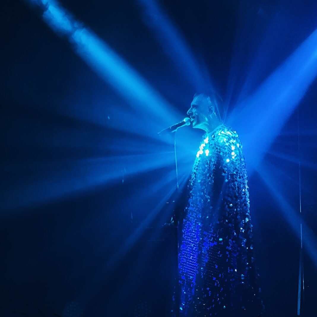 ‘Novo mundo’ de Arnaldo Antunes somente engrena em cena quando o cantor recorre aos velhos sucessos | Blog do Mauro Ferreira
