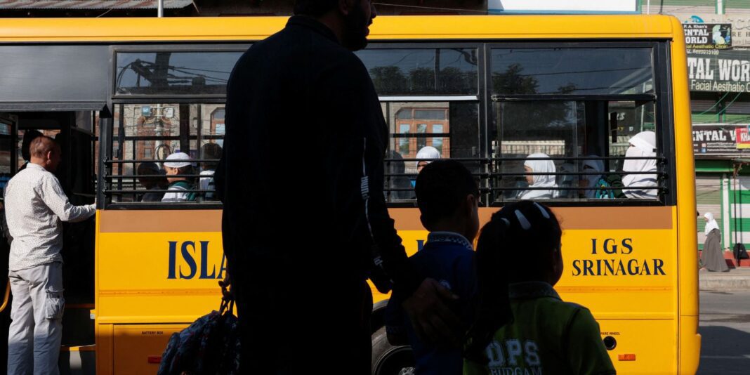 Ataque suicida contra ônibus escolar deixa cinco mortos no Paquistão

