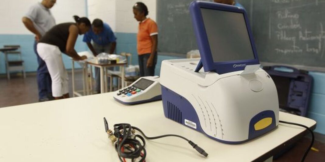 Com oposição rachada, Venezuela realiza eleição legislativa e regional
