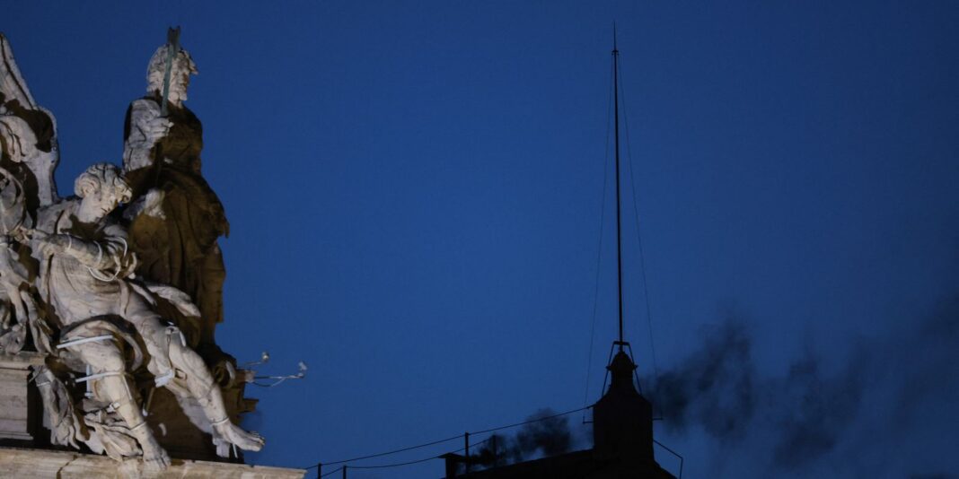 Fumaça preta: cardeais ainda não escolheram papa
