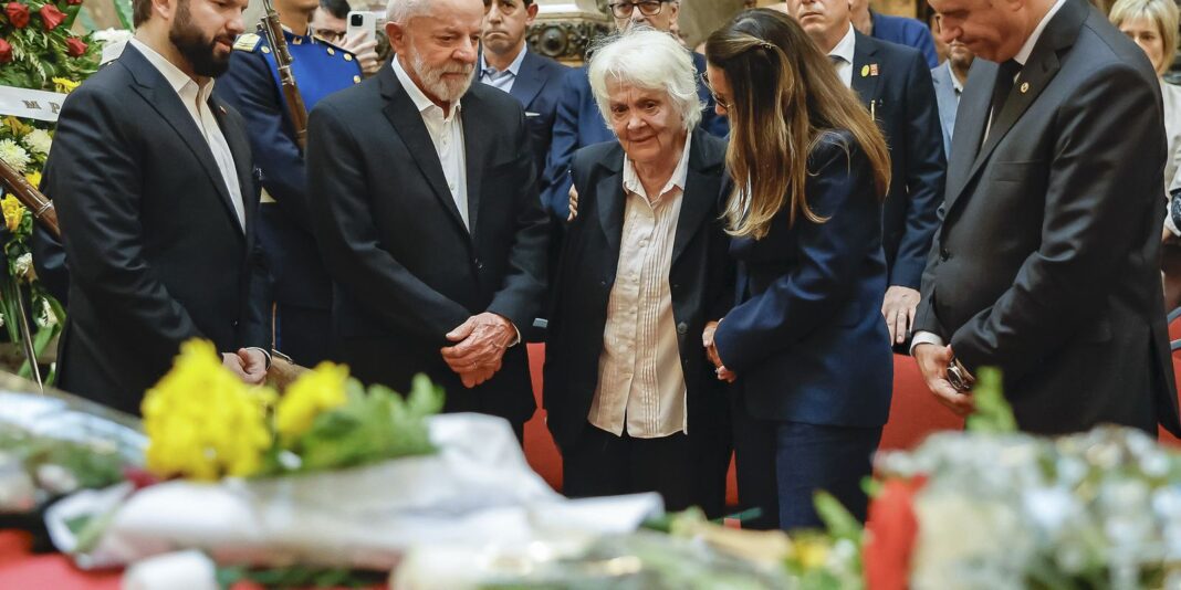 Milhares de uruguaios se despedem de Pepe Mujica em funeral
