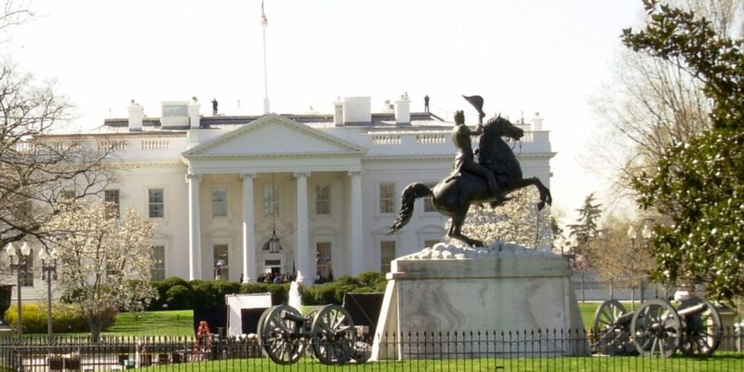 Rádios públicas dos EUA processam Trump após corte de verbas
