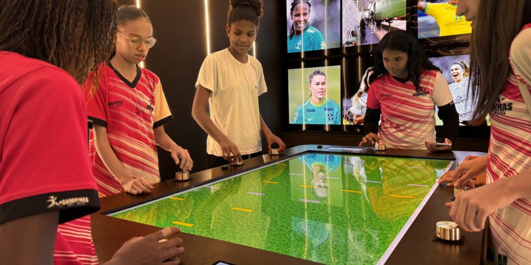 Caravana roda o país com ex-atletas do futebol feminino