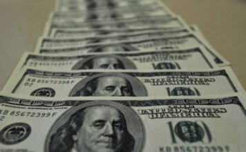 Dólar Dispara E Bolsa Cai Após Reportagem Sobre Flávio Bolsonaro E Medidas Do Governo