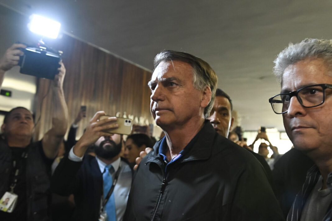 1753157708_Ex-presidente-Jair-Bolsonaro-chega-ao-Congresso-Nacional-para-reuniao-com-parlamentares-aliados-no-g.jpeg