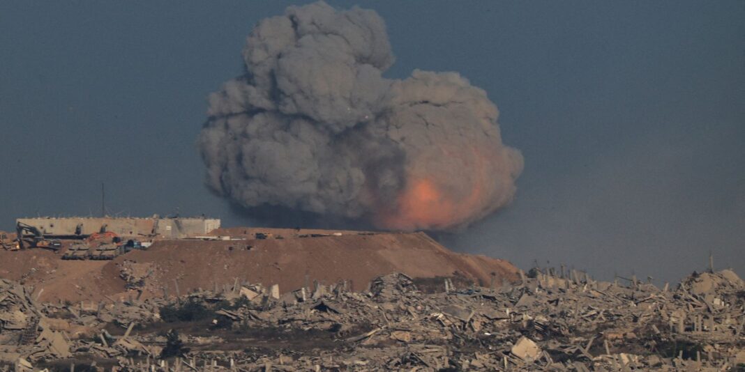 Forças israelenses bombardeiam subúrbios da Cidade de Gaza Forças israelenses bombardeiam subúrbios da Cidade de Gaza