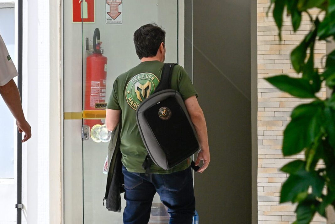 Senador-Marcos-do-Val-descumpre-novamente-decisao-judicial-e-e-visto-chegando-as-11h-deste-sabado-em.jpeg