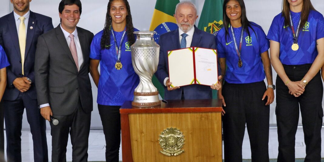 Lula diz que enviará projeto de lei para incentivar futebol Lula diz que enviará projeto de lei para incentivar futebol feminino
