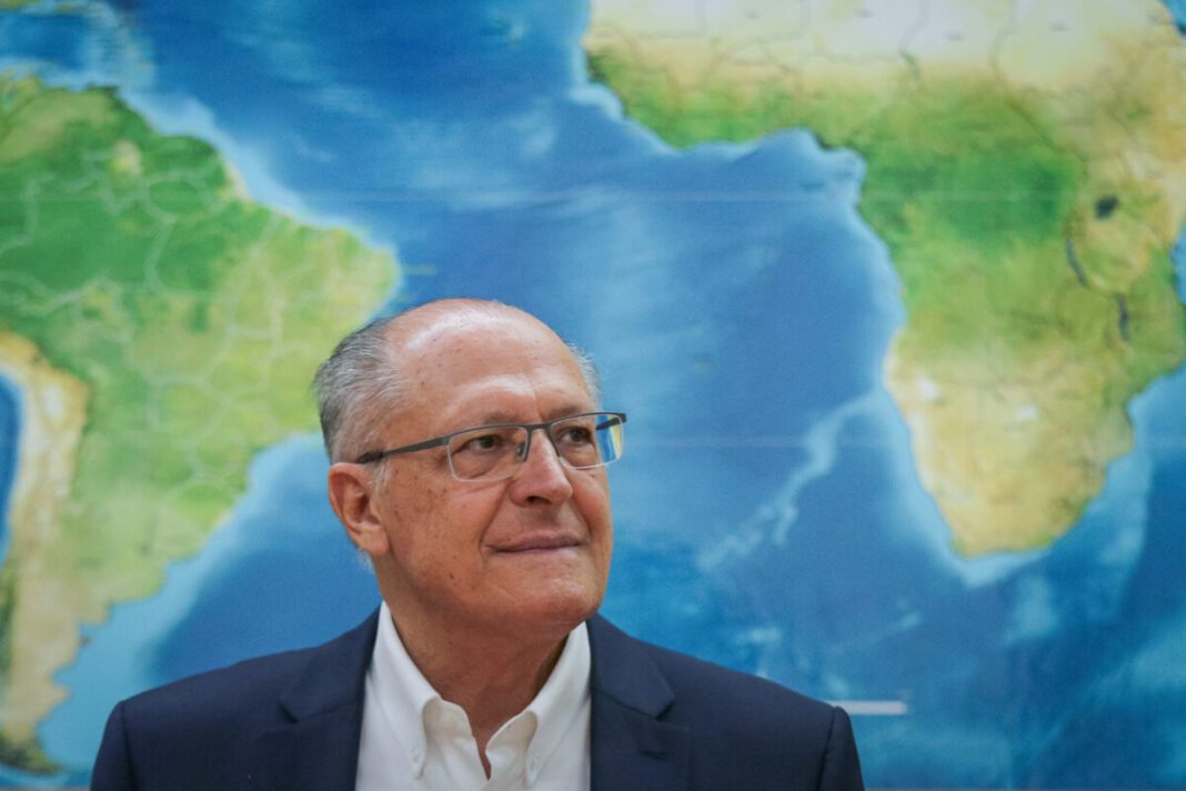 O-vice-presidente-Geraldo-Alckmin-fala-sobre-a-morte-do-papa-Francisco-em-entrevista-ao-Metropoles-e.jpeg