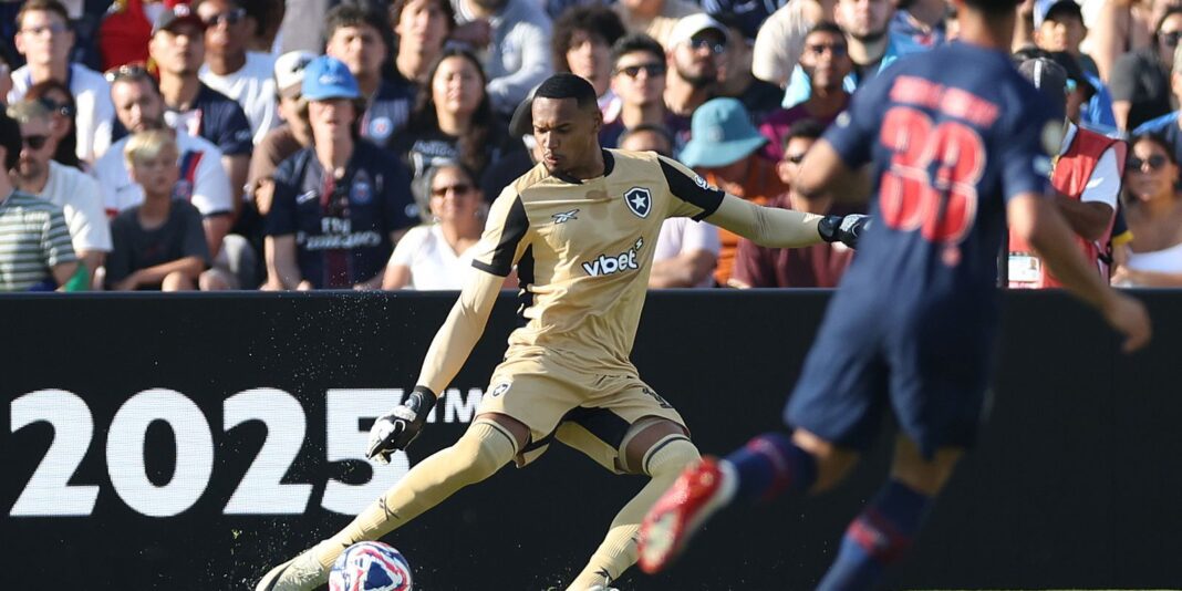 Ederson se machuca e John, ex-Botafogo, é convocado para amistosos Ederson se machuca e John, ex-Botafogo, é convocado para amistosos