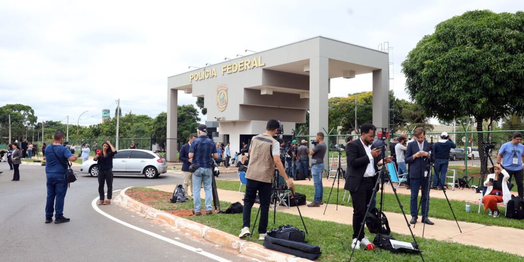 Imprensa mundial noticia a prisão do ex-presidente Jair Bolsonaro
