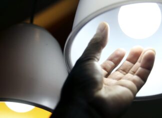 Aneel aprova regras para baratear contas de luz de consumidores
