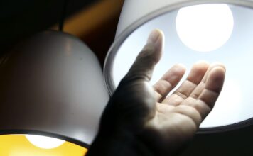 Aneel aprova regras para baratear contas de luz de consumidores