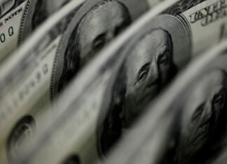 Ibovespa cai 2,68%, e dólar fecha em leve baixa a R$ 5,34