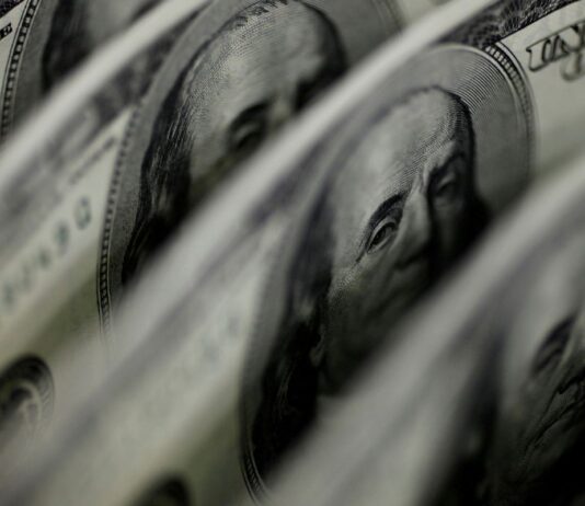 Ibovespa cai 2,68%, e dólar fecha em leve baixa a R$ 5,34