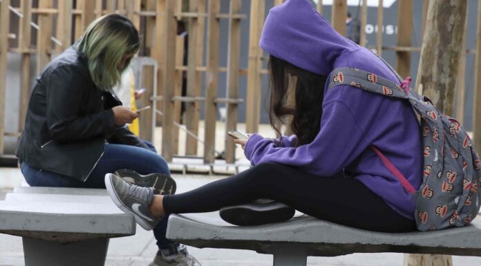 Na era da IA, inclusão digital deve ser crítica, defende educadora Reino Unido estuda proibição de redes sociais para crianças