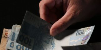 Trabalhadores nascidos em setembro e outubro recebem abono salarial