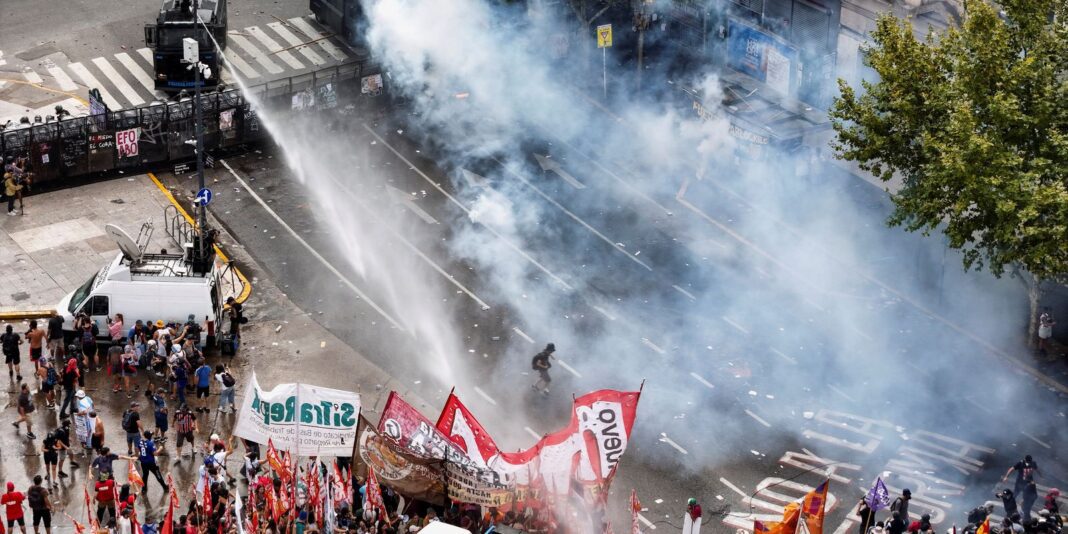 Argentina: Reforma trabalhista permite jornada de 12h e limita greves
