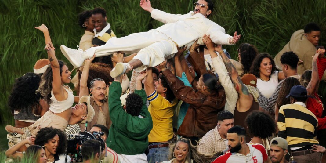 Final do futebol americano vira festa multicultural pró-imigrantes
