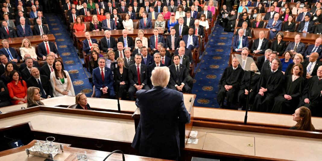 Trump proclama "era de ouro" em discurso sobre estado da União
