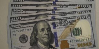 Dólar cai a R$ 5,13, e bolsa recua em dia de ajuste no mercado