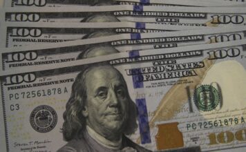 Dólar cai para R$ 5,24 em dia de correção no mercado