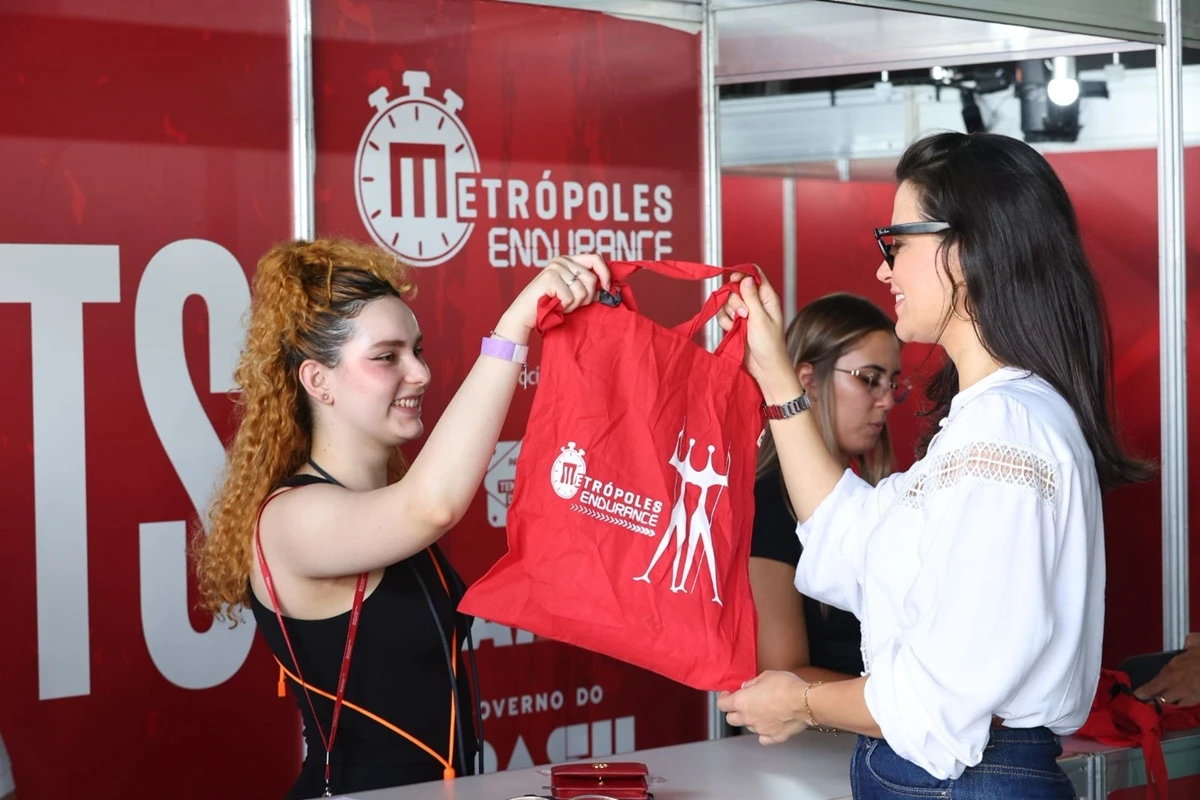 Entrega de kits do Metrópoles Endurance – Corrida anima a Esplanada
