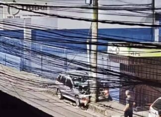 Mãe E Filho Morrem Após Carro Colidir Com Poste No Bairro Do Uruguai, Em Salvador Mãe E Filho Morrem Após Carro Colidir Com Poste No Bairro Do Uruguai, Em Salvador