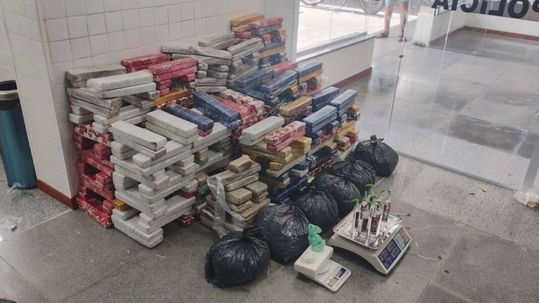 PM Apreende Grande Quantidade De Drogas Em Mangabeira, Feira De Santana