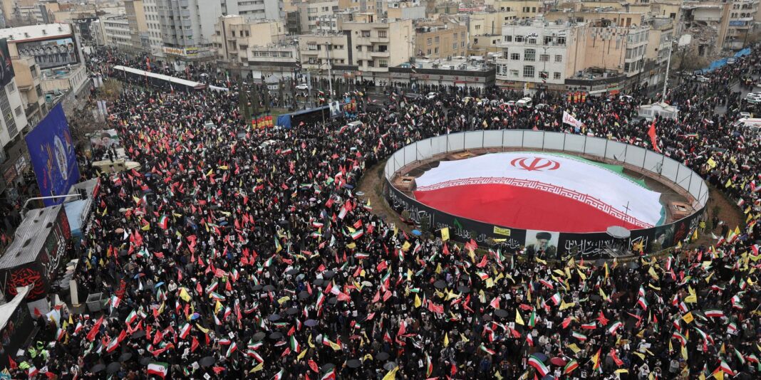 Sob bombas, multidões vão às ruas no Irã em apoio aos palestinos
