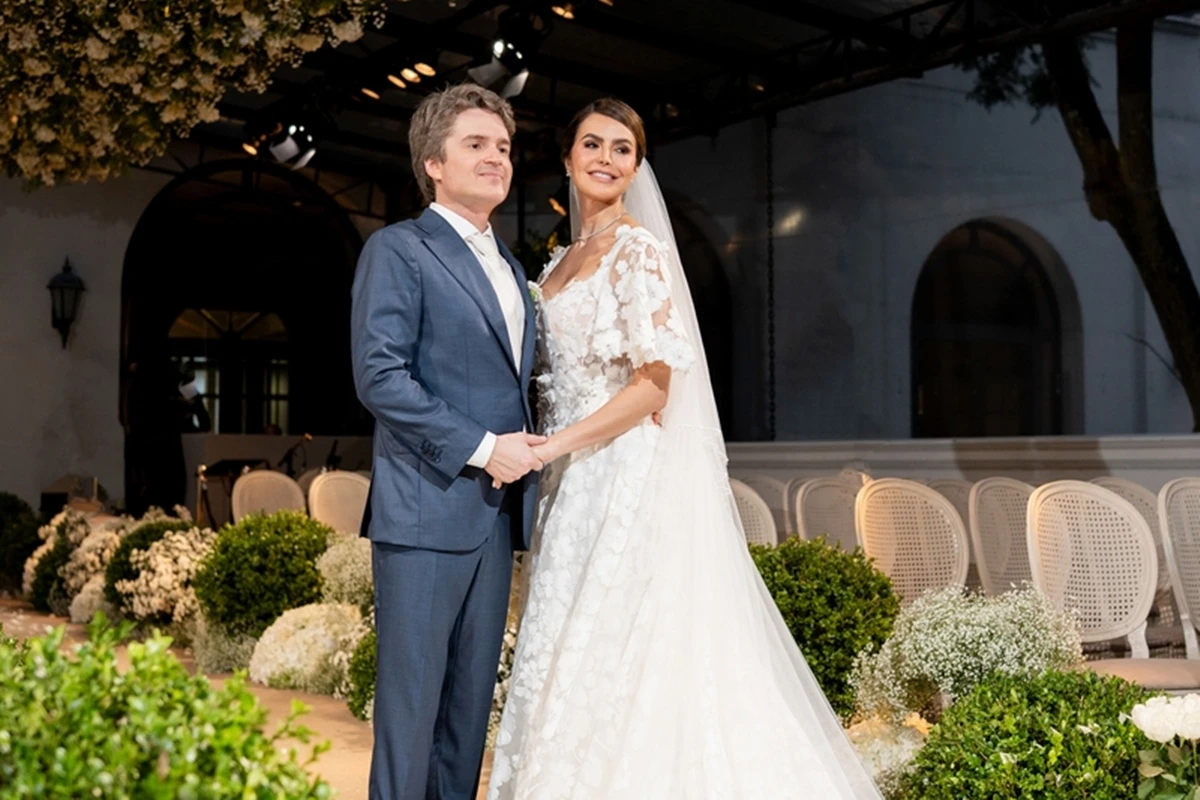 Milena Câmara e Antonio Souza trocam alianças em cerimônia comovente