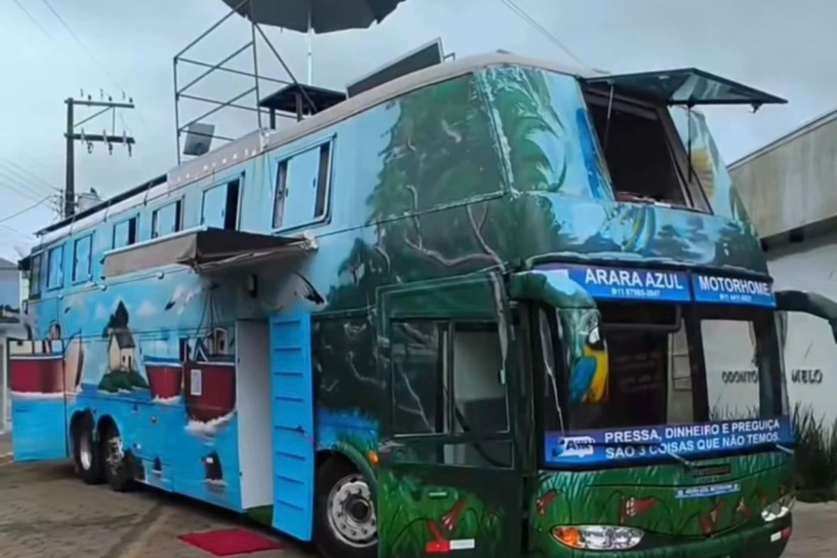 Casal transforma ônibus em casa luxuosa para viajar pelo mundo