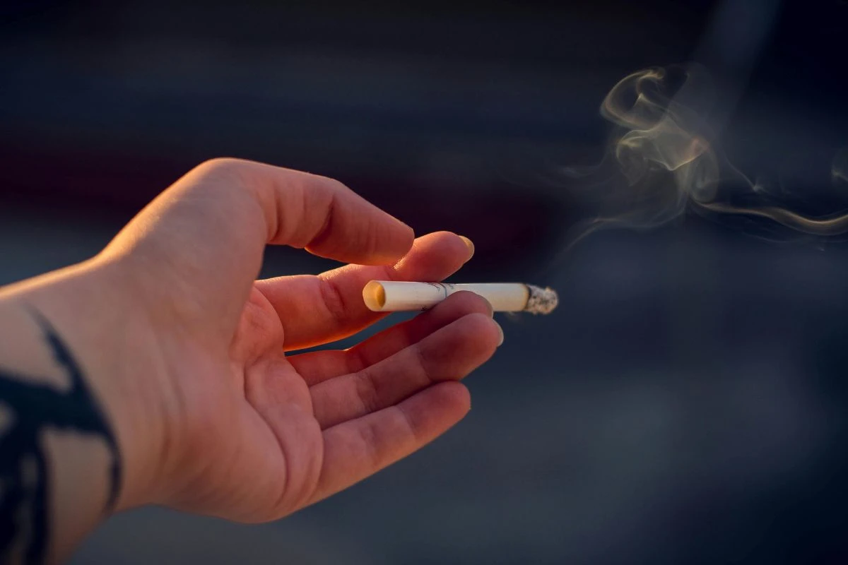 5 hábitos do dia a dia que podem ser tão prejudiciais quanto fumar