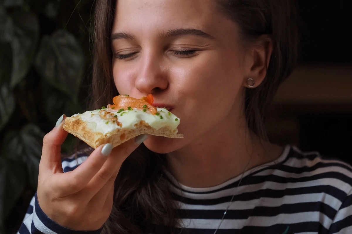 Por que eu como muito à noite? O que diz médico expert em emagrecimento