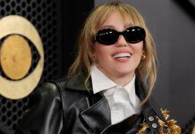 Loira e com franjas, Miley Cyrus revive Hannah Montana