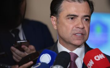 Diretor da Aneel critica Enel por tentar suspender processo