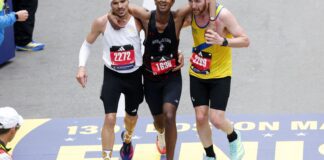 Brasileiro vira manchete por ato de empatia na Maratona de Boston Brasileiro vira manchete por ato de empatia na Maratona de Boston